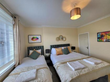 Lovely 4 bed Apt with 8 separate beds - image 28