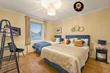 Lovely 4 bed Apt with 8 separate beds - image 30