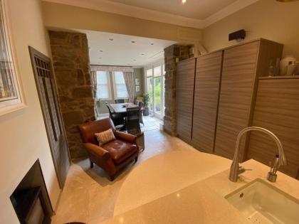 Braid Rd Stunning Villa - image 25