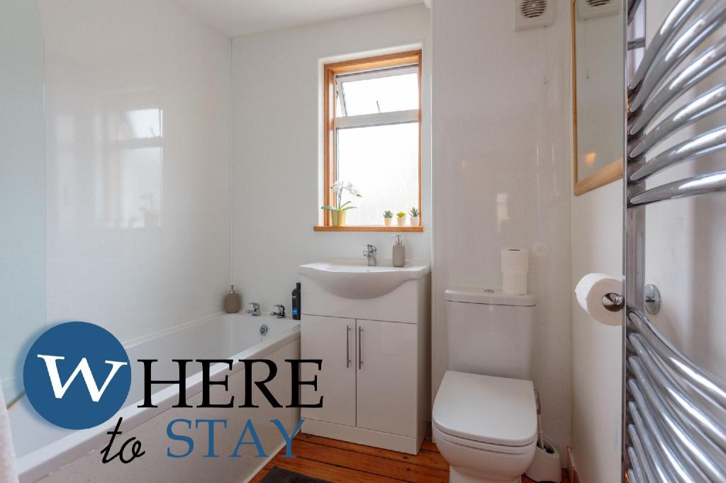 Lovely apartment by the Hillwood Park-Free Parking - image 5