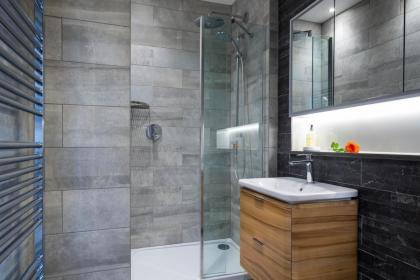 Magnificent Georgian 3-Bedroom Apartment in New Town - image 23