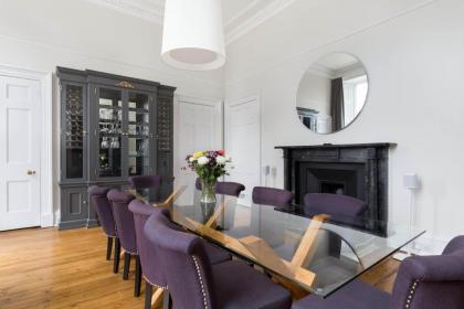 Magnificent Georgian 3-Bedroom Apartment in New Town - image 24