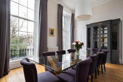 Magnificent Georgian 3-Bedroom Apartment in New Town - image 25
