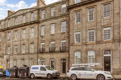 1 Bedrooms Flat in Central Edinburgh Haymarket Heart of Edinburgh Flat Sleeps 4  - image 4