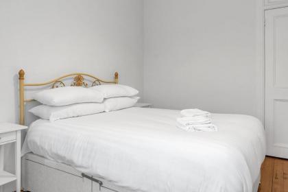 GuestReady - Serenity Flat near St James Centre - image 12