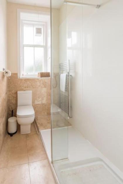 Beautiful 2 Bed 2 Bath Flat overlooking Meadows Park - image 19