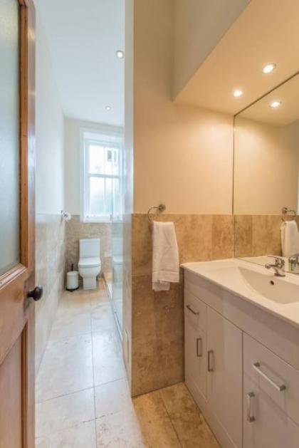 Beautiful 2 Bed 2 Bath Flat overlooking Meadows Park - image 24