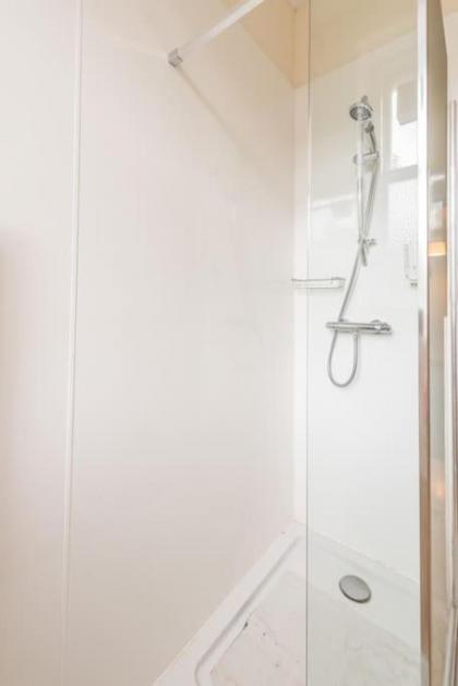 Beautiful 2 Bed 2 Bath Flat overlooking Meadows Park - image 27