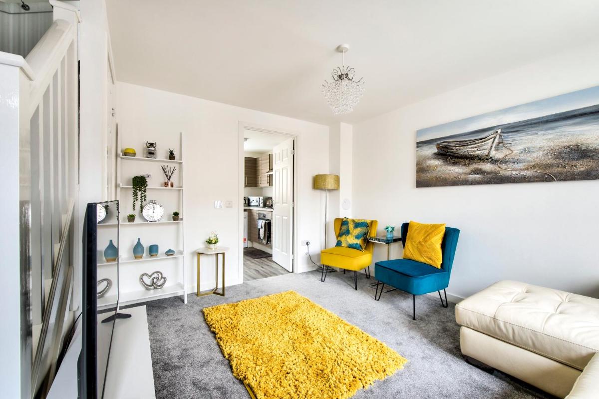 2-Bedroom Holiday Home With Private Garden & Parking - main image