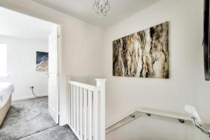 2-Bedroom Holiday Home With Private Garden & Parking - image 11