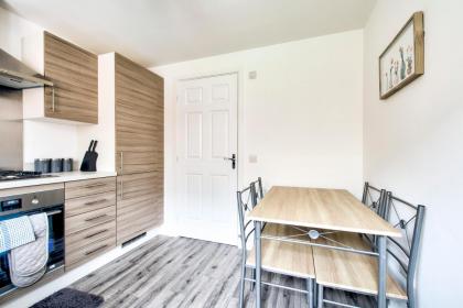 2-Bedroom Holiday Home With Private Garden & Parking - image 20