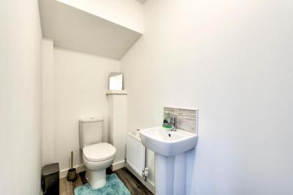 2-Bedroom Holiday Home With Private Garden & Parking - image 21