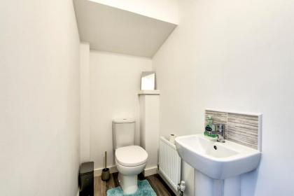 2-Bedroom Holiday Home With Private Garden & Parking - image 22