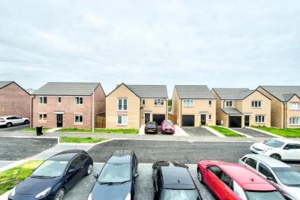 2-Bedroom Holiday Home With Private Garden & Parking - image 23