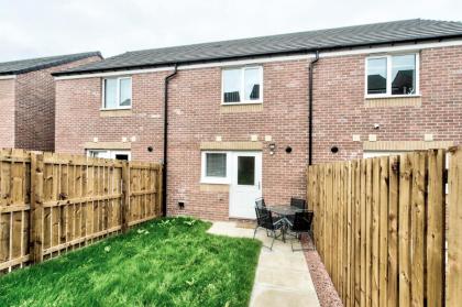 2-Bedroom Holiday Home With Private Garden & Parking - image 26