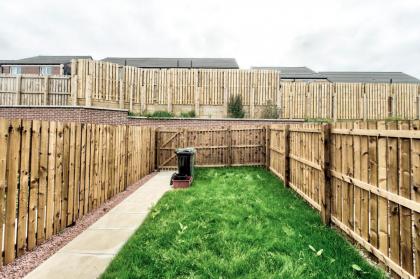 2-Bedroom Holiday Home With Private Garden & Parking - image 27
