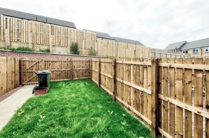 2-Bedroom Holiday Home With Private Garden & Parking - image 28