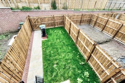 2-Bedroom Holiday Home With Private Garden & Parking - image 29