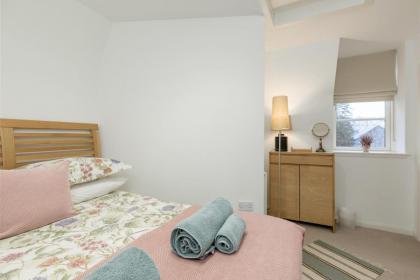 429 - New Town hide away with parking - image 18