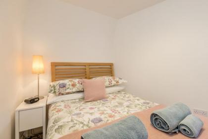 429 - New Town hide away with parking - image 19