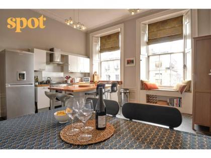 Spacious New Town 2BR-1BA Flat - image 10