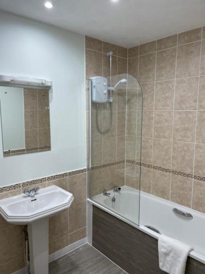 Central main door apartment spacious 2 bedrooms- NO STAIRS - image 6