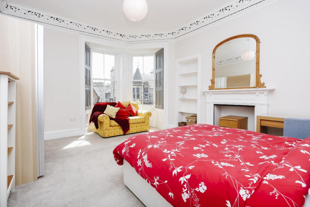 Fabulous 5 Double Bedroom Edinburgh Old Town apartment - main image