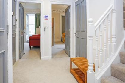 Fabulous 5 Double Bedroom Edinburgh Old Town apartment - image 10