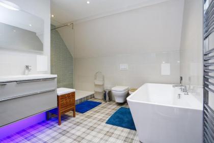 Fabulous 5 Double Bedroom Edinburgh Old Town apartment - image 11