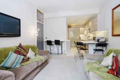 Fabulous 5 Double Bedroom Edinburgh Old Town apartment - image 12
