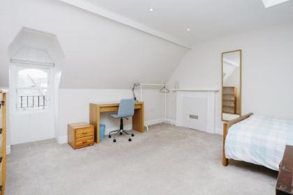 Fabulous 5 Double Bedroom Edinburgh Old Town apartment - image 13