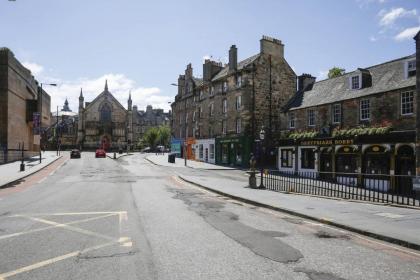 Fabulous 5 Double Bedroom Edinburgh Old Town apartment - image 14
