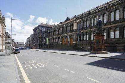 Fabulous 5 Double Bedroom Edinburgh Old Town apartment - image 15