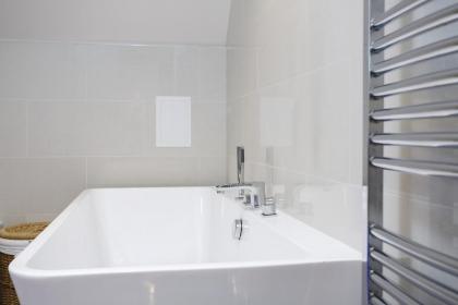 Fabulous 5 Double Bedroom Edinburgh Old Town apartment - image 16