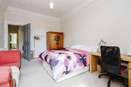 Fabulous 5 Double Bedroom Edinburgh Old Town apartment - image 19