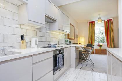 Fabulous 5 Double Bedroom Edinburgh Old Town apartment - image 2