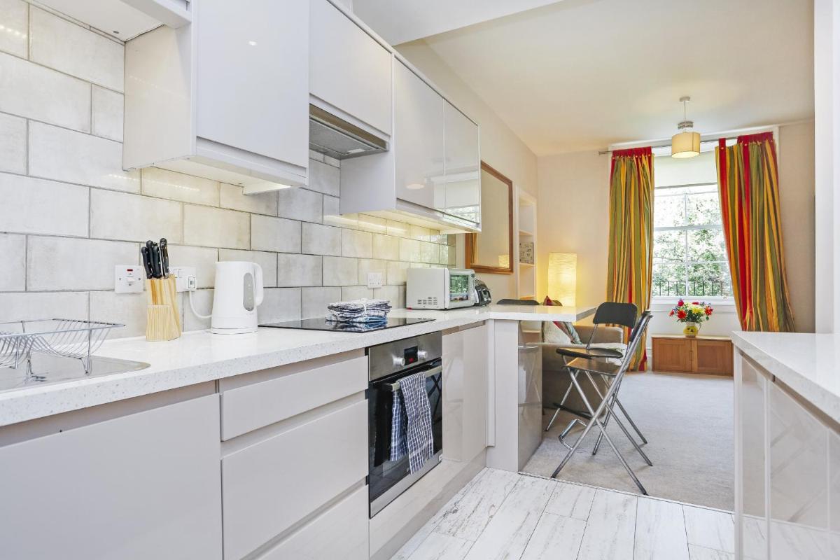 Fabulous 5 Double Bedroom Edinburgh Old Town apartment - image 2