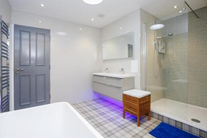 Fabulous 5 Double Bedroom Edinburgh Old Town apartment - image 3