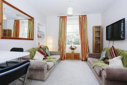 Fabulous 5 Double Bedroom Edinburgh Old Town apartment - image 4