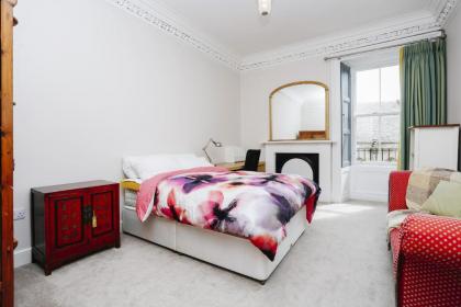 Fabulous 5 Double Bedroom Edinburgh Old Town apartment - image 5