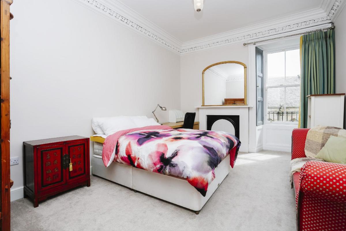 Fabulous 5 Double Bedroom Edinburgh Old Town apartment - image 5