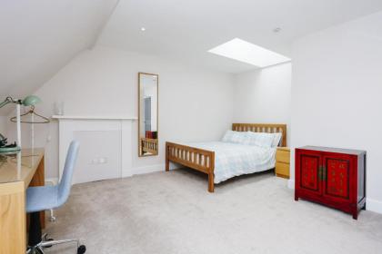 Fabulous 5 Double Bedroom Edinburgh Old Town apartment - image 8