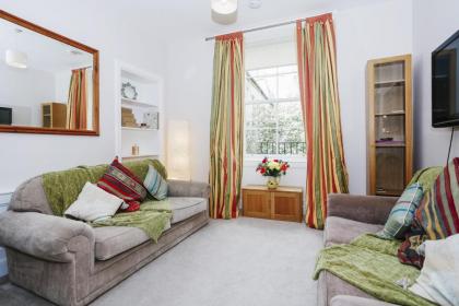 Fabulous 5 Double Bedroom Edinburgh Old Town apartment - image 9