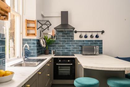 Vibrant Leith Flat - image 8