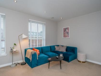 Cosy Modern Flat Pass The Keys - image 12