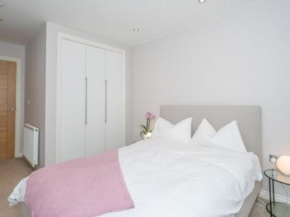 Cosy Modern Flat Pass The Keys - image 15