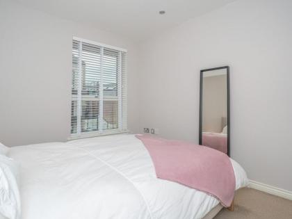 Cosy Modern Flat Pass The Keys - image 19
