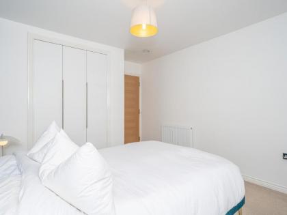 Cosy Modern Flat Pass The Keys - image 2