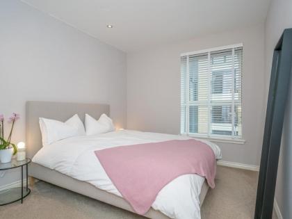Cosy Modern Flat Pass The Keys - image 3