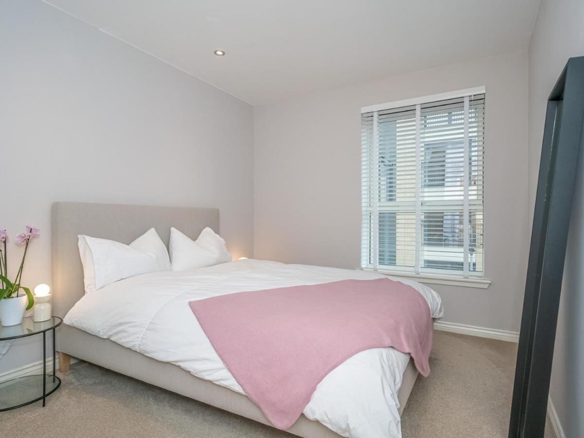 Cosy Modern Flat Pass The Keys - image 3